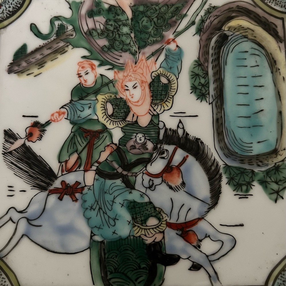 Vintage Chinese Famille Verte Warrior Scene Porcelain Plate with Gilt Trim - Picture 2 of 3